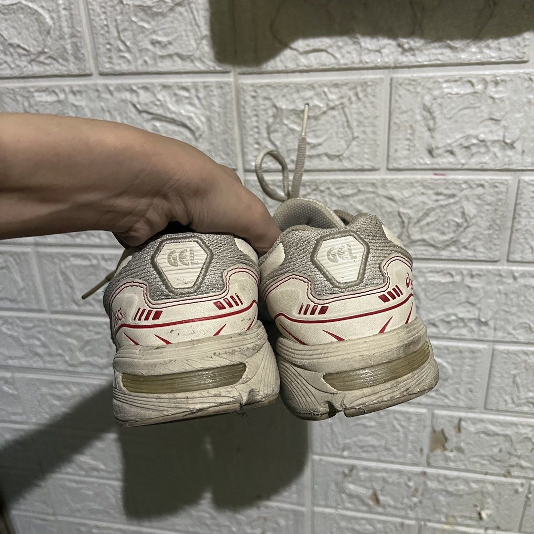 Asics Gel 1130 Sneakers 37.5 (Category: Sneakers) located in Manila. Submitted by erickalago (Listing ID 1444122892, Image 3). Description: ISSUES ASA PIC NA, NEEDS CLEANING SINCE NAKATAMBAK size 37.5 (23-23.5cm) fav shoes ko to kaso masikip na sakin kaya sell na :< loc: Manila (san andres & estrada).