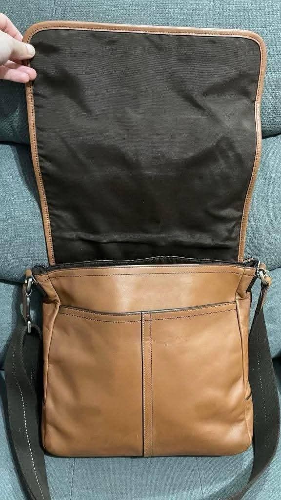 Authentic Coach Lexington Vintage Messenger Bag (Category: Cross-body Bags) located in Quezon City. Submitted by luxxechic (Listing ID 1444125889, Image 3). Description: ykk zip with hang tag with creed pure leather looks new no issue actual photo posted mop: gcash.