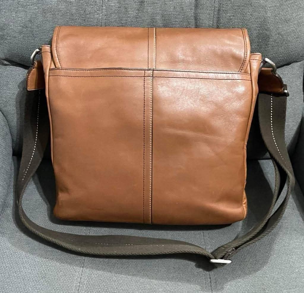 Authentic Coach Lexington Vintage Messenger Bag (Category: Cross-body Bags) located in Quezon City. Submitted by luxxechic (Listing ID 1444125889, Image 2). Description: ykk zip with hang tag with creed pure leather looks new no issue actual photo posted mop: gcash.