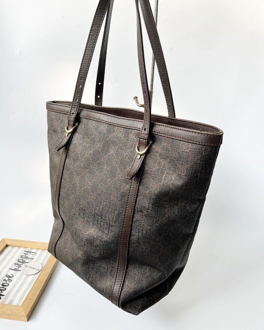 Authentic Preloved Gucci brown tote bag 336777 (Category: Luxury Bags & Wallets) located in San Pablo. Submitted by misskittyph (Listing ID 1444136668, Image 2). Description: Gucci Brown GG Supreme Tote Bag 336777 ▪️12k . Exterior 8.9/10 interior 8/10 Generic dustbag . Layaway options available 💯Guaranteed authentic or your money back .
