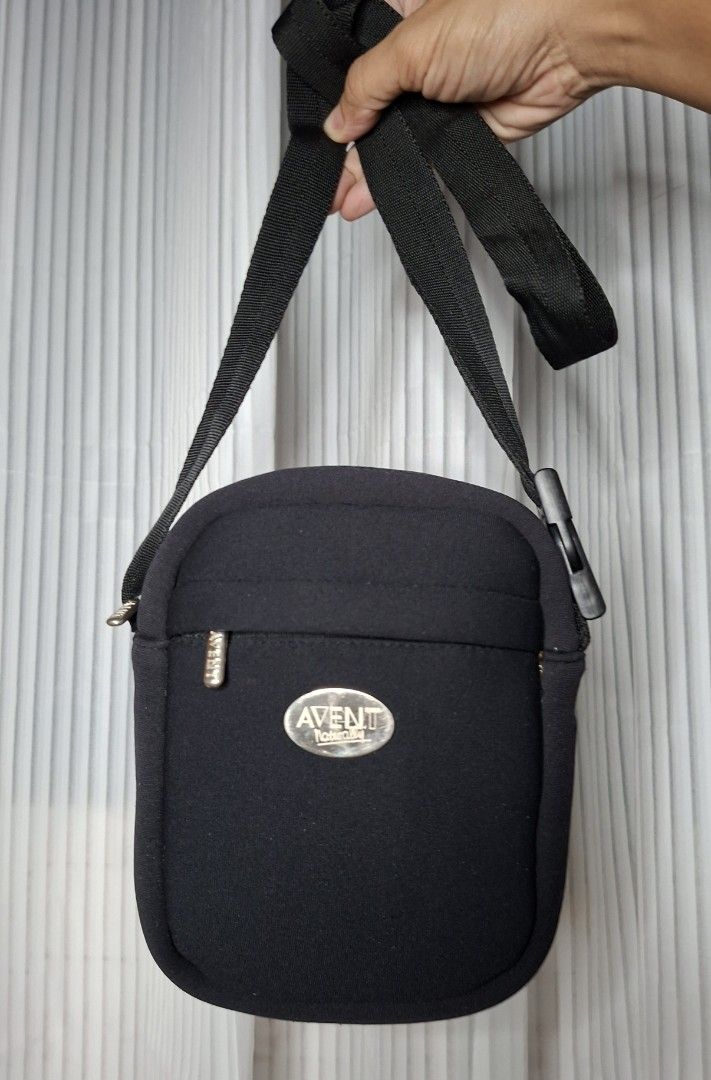 Avent Black Insulated Bag Thinsulate (Category: Breastfeeding & Bottle Feeding) located in Nabua. Submitted by alasaasche36553 (Listing ID 1444252271, Image 1). Description: - Black Avent bag - Features Thinsulate insulation - Secure zipper closure - Adjustable strap for comfort - Ideal for keeping food/drinks warm or cool - Compact size, perfect for essentials - Clean and well-maintained interior.