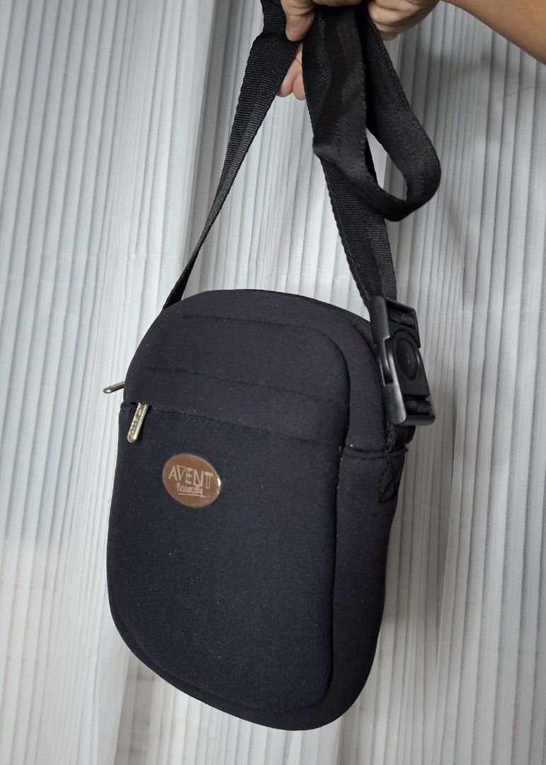 Avent Black Insulated Bag Thinsulate (Category: Breastfeeding & Bottle Feeding) located in Nabua. Submitted by alasaasche36553 (Listing ID 1444252271, Image 2). Description: - Black Avent bag - Features Thinsulate insulation - Secure zipper closure - Adjustable strap for comfort - Ideal for keeping food/drinks warm or cool - Compact size, perfect for essentials - Clean and well-maintained interior.