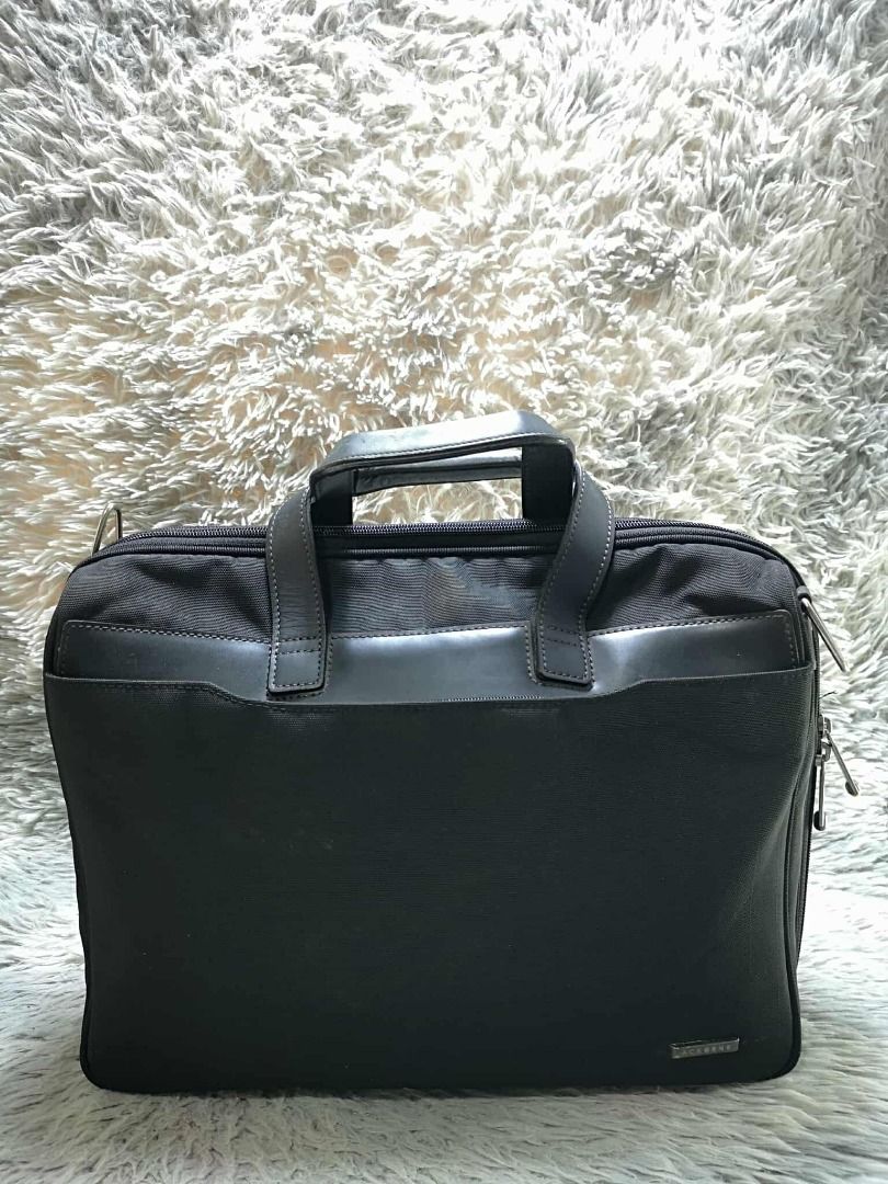 Black Built In Organizer Laptop Bag (Category: Laptop Bags & Sleeves) located in Santa Cruz. Submitted by jmy_surplus.2 (Listing ID 1444114858, Image 1). Description: Size ; L - 14 W - 16 Color ; Black Type ; Laptop Bag Brand ; No brand Material ; Nylon Style ; Black Laptop bag LR 163 JMY 5 Batch #208 .