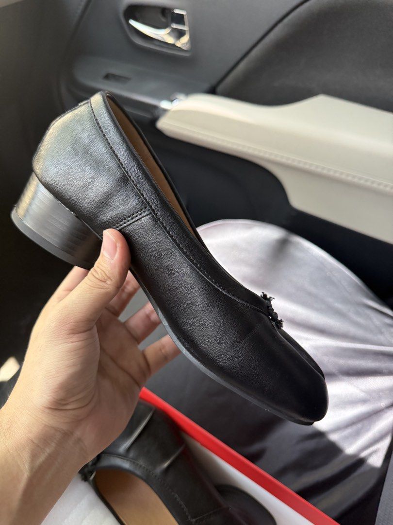 Black Leather Tabi Split Toe Low Heel Flats (Category: Flats & Sandals) located in Paranaque City. Submitted by jidagreat (Listing ID 1444140915, Image 3). Description: PRE ORDER 🚨 Black Leather Tabi Split Toe Low Heel Flats Available color: Black 🖤, Coffee Brown 🤎and Silver 🩶 Size 35-40 From hongkong 🇭🇰 Price: 2500 💰 1-2 weeks arrival .