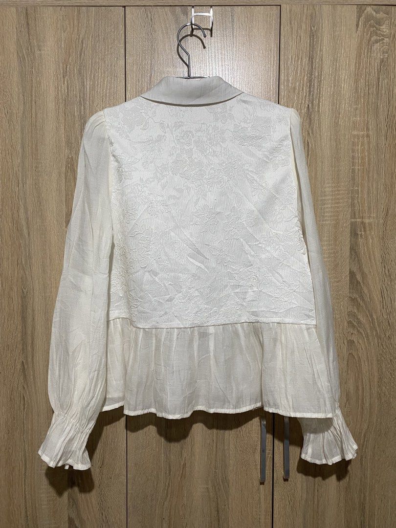 Chinese Top (Category: Others Tops) located in Mandaluyong City. Submitted by aiztyle (Listing ID 1444172805, Image 2). Description: Chinese Top Comfy Long sleeves Best fit Medium Measurement: Bust 36”-38” Length 23” SALE Php300.00 only.
