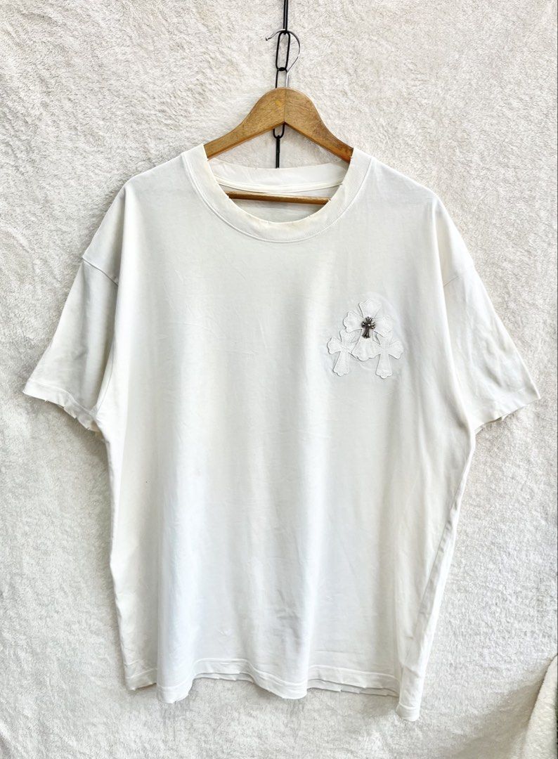Chrome Heart Leather Cross Patch | Size XL (Category: Tshirts & Polo Shirts ) located in General Trias. Submitted by z_rchustlin.4 (Listing ID 1444172510, Image 1). Description: OFF This oversized white cotton crewneck features the brand's signature triple-cemetery cross design on the left chest. The motif is constructed from stitched white leather patches layered over one another and finished with a metallic sterling silver gothic cross hardware
