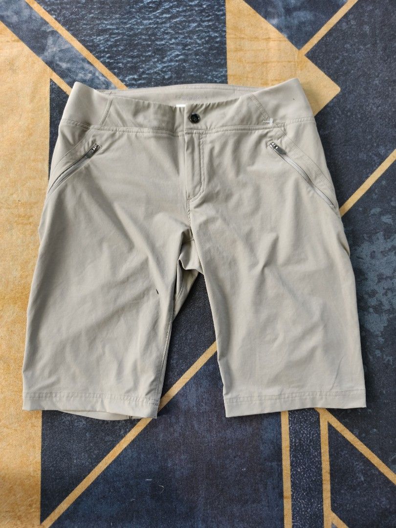Columbia outdoor short / 750 only (Category: Activewear) located in Camalaniugan. Submitted by thrifter10 (Listing ID 1444167150, Image 2). Description: beige Columbia shorts feature Omni-Wick technology for moisture.