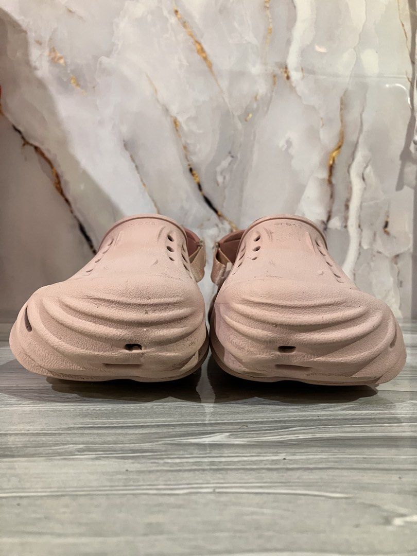 CROCS LIGHT PINK ECHO CLOGS SIZE 6 MEN 8 WOMEN (Category: Sandals) located in General Mariano Alvarez. Submitted by adonid (Listing ID 1444113475, Image 3). Description: CROCS LIGHT PINK ECHO CLOGS ORIGINAL CROCS LIGHT PINK ECHO CLOGS GOOD CONDITION NORMAL SIGN OF USAGE ONLY SIZE 6 MEN 8 WOMEN.