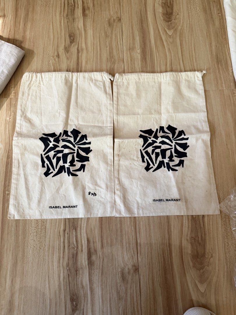 Dust bags bundle (Category: Luxury Bags & Wallets) located in Danao, Cebu. Submitted by anne_2016143 (Listing ID 1444247463, Image 2). Description: - Authentic Burberrys of London dust bag - Classic navy blue color - Features iconic Burberry knight logo and text - Secure drawstring closure - Perfect for storing shoes, accessories, or other small items -Yong bb lng need tahi at bottega mga but as sa harap kunti.. -need wash -halos authentic lahat.