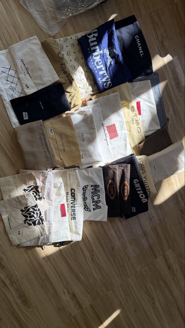 Dust bags bundle (Category: Luxury Bags & Wallets) located in Danao, Cebu. Submitted by anne_2016143 (Listing ID 1444247463, Image 1). Description: - Authentic Burberrys of London dust bag - Classic navy blue color - Features iconic Burberry knight logo and text - Secure drawstring closure - Perfect for storing shoes, accessories, or other small items -Yong bb lng need tahi at bottega mga but as sa harap kunti.. -need wash -halos authentic lahat.