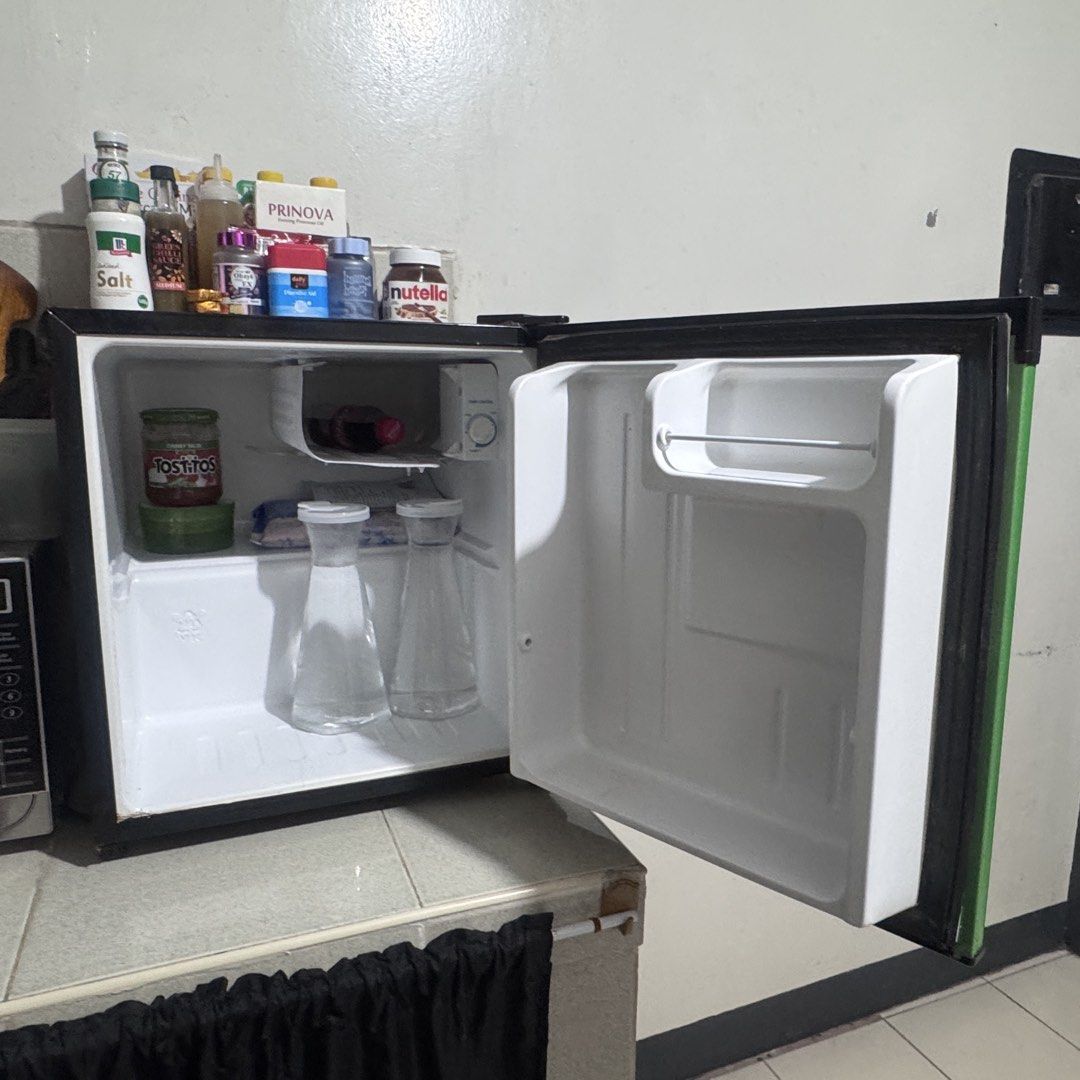 EZ-Life Mini Fridge - Green (Category: Refrigerators and Freezers) located in Pasay City. Submitted by isabelserrano_ (Listing ID 1444263279, Image 2). Description: - Green mini fridge - Works well, perfect for dorm rooms or small spaces - No odor FOR PICK UP ONLY OR LALAMOVE SEDAN SHOULDERED BY THE BUYER :).