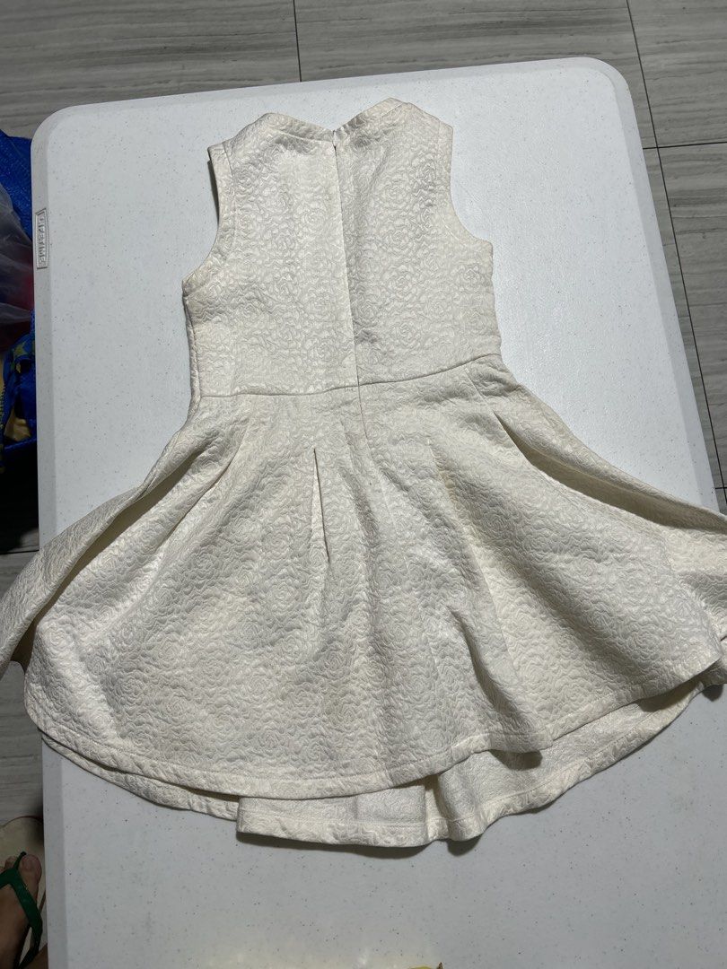 Ginger snaps White Textured Dress Size 8 (Category: Dresses) located in Paranaque City. Submitted by allthatclutterph (Listing ID 1444218268, Image 2). Description: - White textured dress from Ginger snaps - Size 8 - Sleeveless design - Flared skirt - Zip closure at the back - Ideal for parties and special occasions New but kept in storage only.