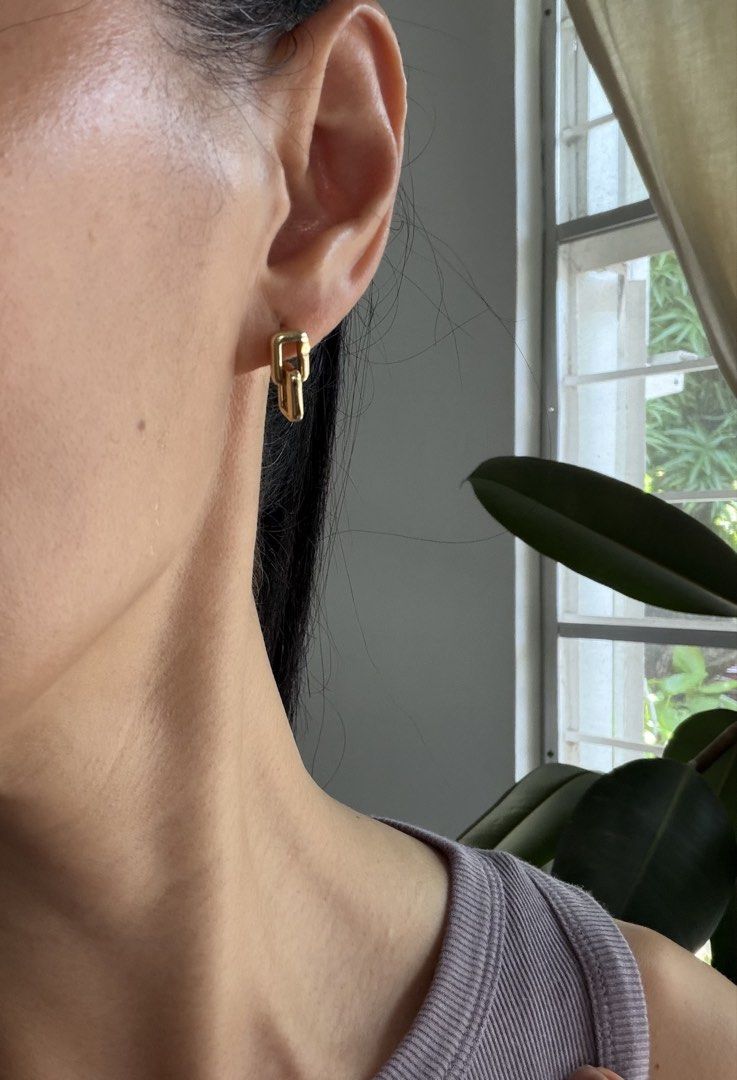 Gold Geometric modern Drop Earrings, 18k yg (Category: Earrings) located in Las Pinas. Submitted by cath_mill (Listing ID 1444134039, Image 3). Description: P19,800 Geometric drop gold earrings Modern paper clip, chic & classy 18k yg w markings 750 2.4 g Rfs: will upgrade Gcash, bank deposit Ships from Las Pinas Thank you.
