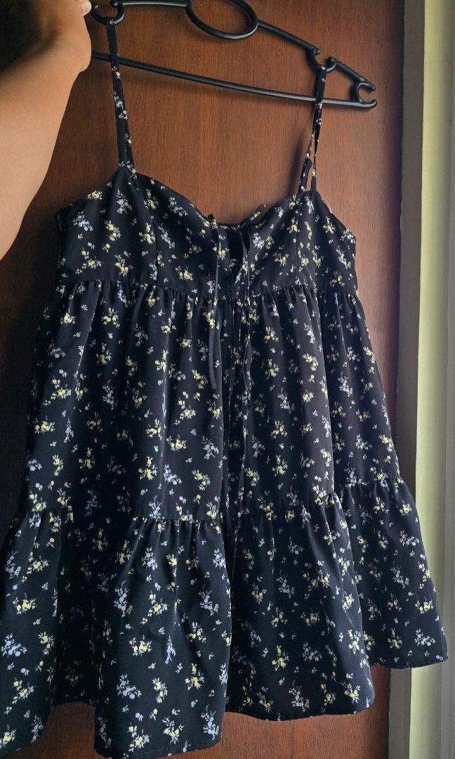 GU Floral Camisole Tunic - Black (Category: Sleeveless) located in Taguig. Submitted by erichabeee (Listing ID 1444145628, Image 2). Description: Brand new with tag. Size Small. Lowballers will not be entertained. RFS: Wrong size..
