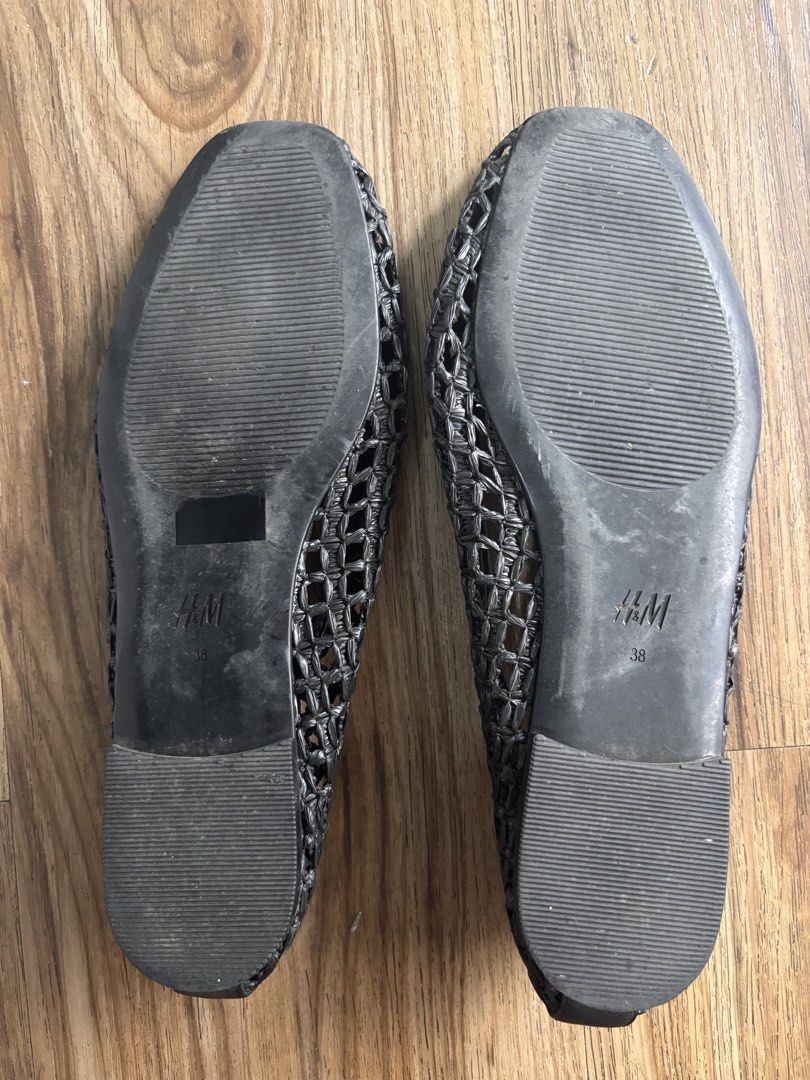 H&M Black Woven Ballet Flats Size 38 (Category: Flats & Sandals) located in Makati City. Submitted by authenticats (Listing ID 1444189976, Image 3). Description: - Brand: H&M - Style: Woven Ballet Flats - Color: Black - Size: 38 - Features: Easy slip-on, unique woven texture.