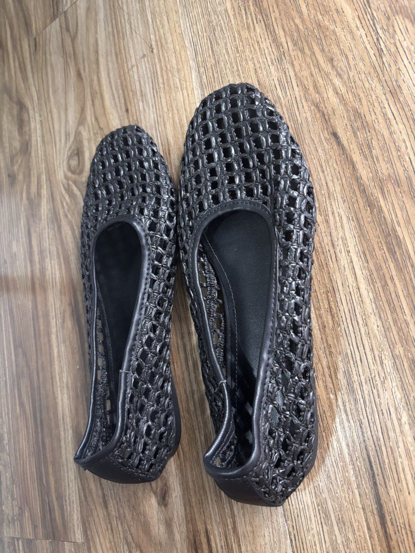 H&M Black Woven Ballet Flats Size 38 (Category: Flats & Sandals) located in Makati City. Submitted by authenticats (Listing ID 1444189976, Image 2). Description: - Brand: H&M - Style: Woven Ballet Flats - Color: Black - Size: 38 - Features: Easy slip-on, unique woven texture.