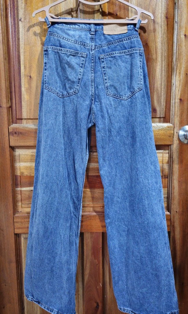 H&M Divided Wideleg Jeans Size 32 (Category: Jeans) located in Baguio. Submitted by catdeclutters (Listing ID 1444201436, Image 2). Description: Wideleg Size 32 on tag, non stretch Waist 23-24 inches Hips 30 Length 39 lp + 65sf j&t.