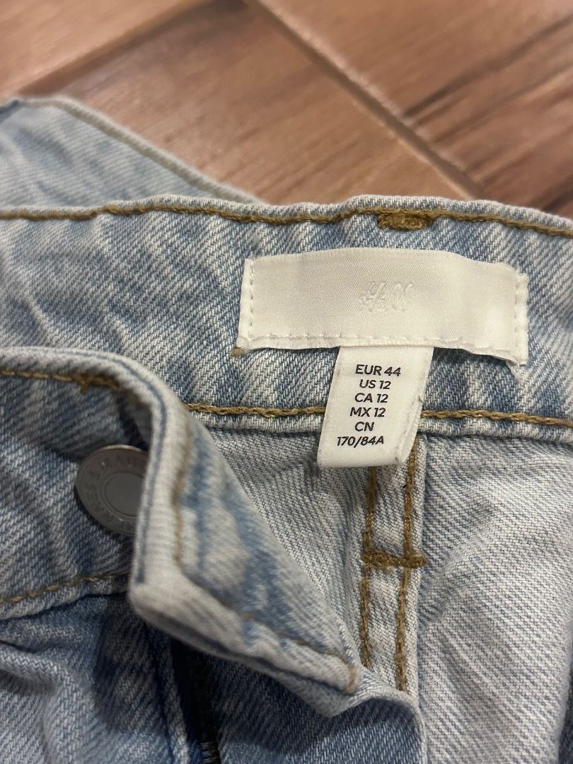 h&m light washed blue denim jeans (Category: Jeans) located in Bacolor. Submitted by beysanikanik (Listing ID 1444146672, Image 3). Description: mop gcash mod jnt.