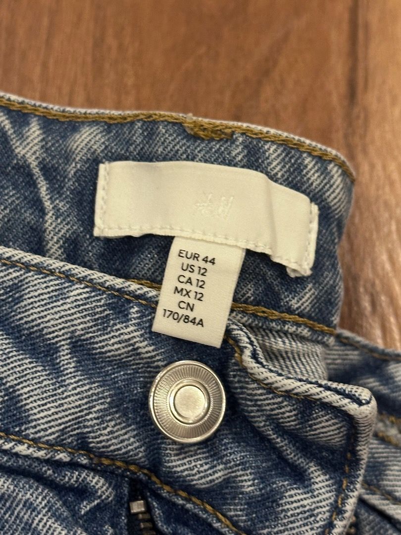 h&m medium wash blue mom jeans (Category: Jeans) located in Bacolor. Submitted by beysanikanik (Listing ID 1444147674, Image 3). Description: mop gcash mod jnt.