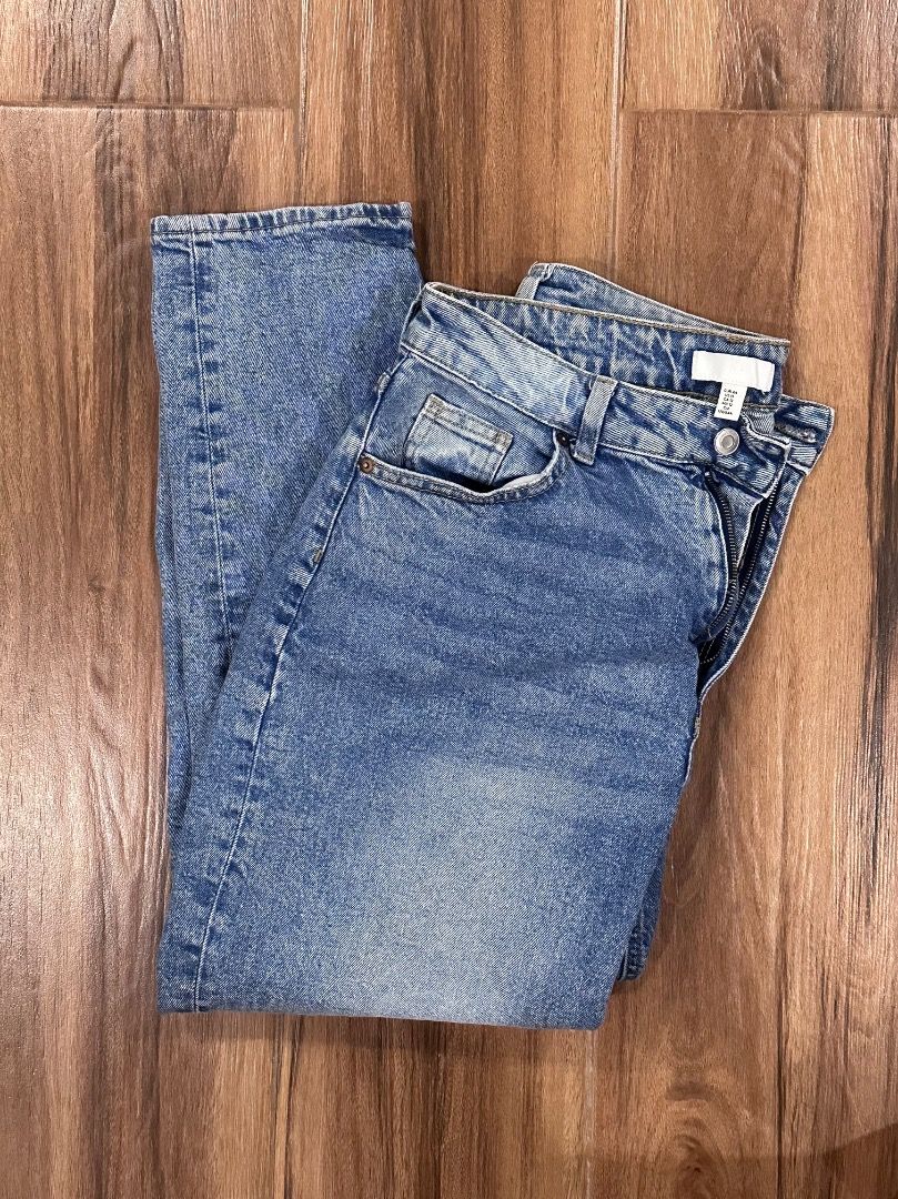 h&m medium wash blue mom jeans (Category: Jeans) located in Bacolor. Submitted by beysanikanik (Listing ID 1444147674, Image 2). Description: mop gcash mod jnt.