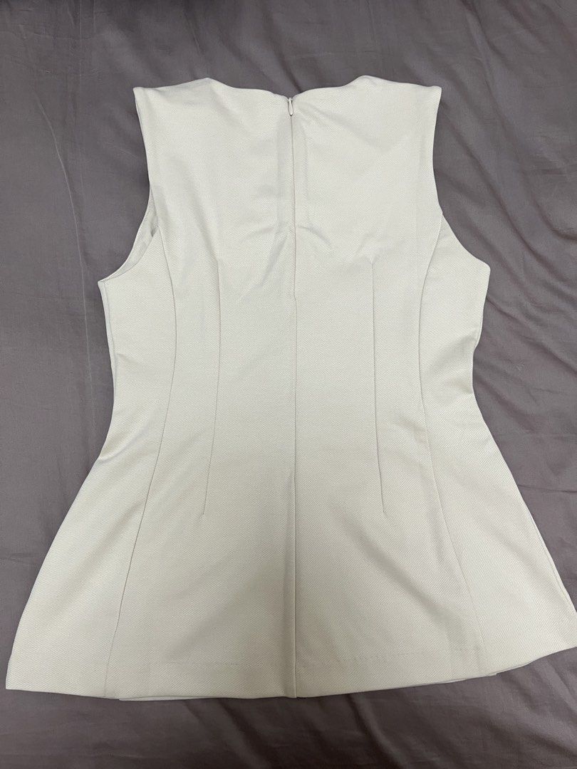 H&m sleeveless vest top (Category: Shirts) located in Manila. Submitted by ttll.lyn (Listing ID 1444245273, Image 2). Description: Never worn, rfs: too big, good condition, shipping not included .
