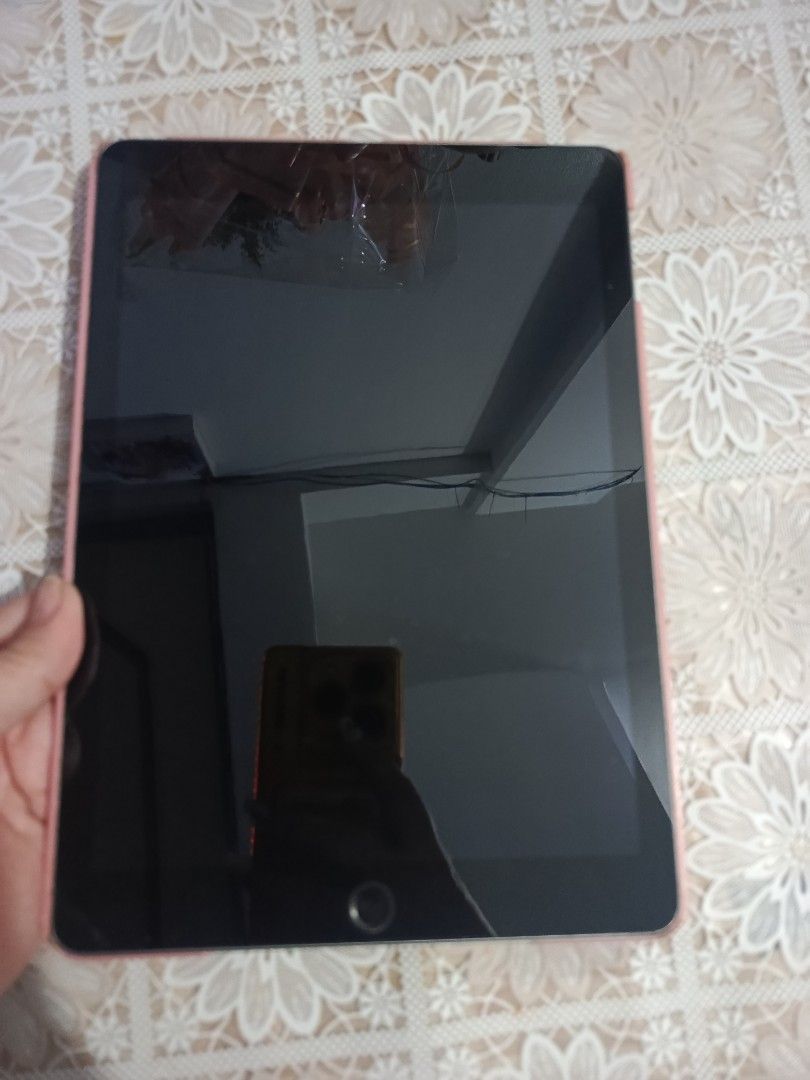 Ipad 6th Gen 256gb (Category: iPad) located in Manila. Submitted by isharishni33773 (Listing ID 1444276237, Image 1). Description: - iPad 6th Generation - 256GB Storage - Silver Color - Ideal for various uses.