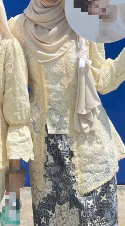 Java Kebaya Top (Category: Other Tops) located in Klang. Submitted by tobyto_moa (Listing ID 1444288945, Image 2). Description: Brand : EMBARA EMBARA Java Kebaya Top size M refer to 2nd photo Height : 163cm Weight : 46kg bought for rm150 after discount. letting go for rm87 include postage to semenanjung. worn only once. please chat if serious to buy only! .