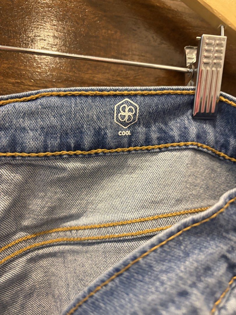 Levi's 502 Regular Fit Jeans W36 L30 (Category: Jeans) located in Manila. Submitted by og1022 (Listing ID 1444296202, Image 2). Description: - Classic light wash Levi's 502 jeans - Regular fit with a straight leg - Button fly closure - Size: W36 L30 - Versatile and great for everyday wear.