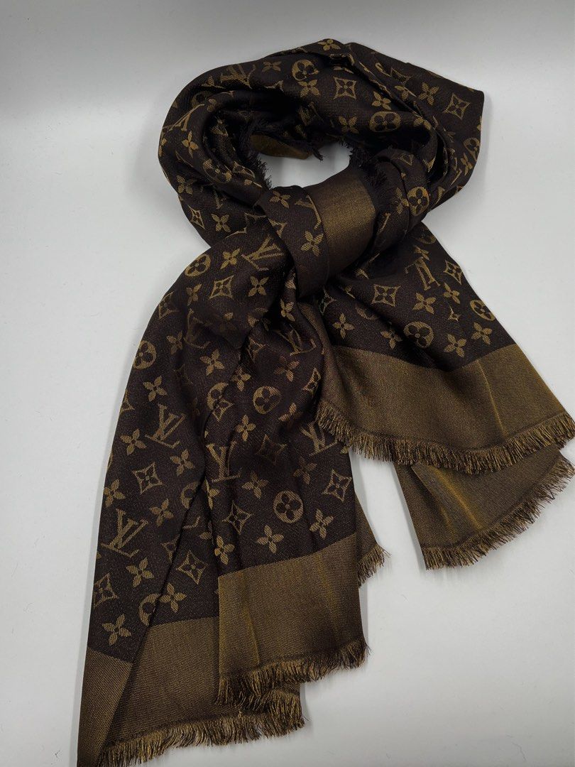 ⚜️Louis Vuitton - Timeless Monogram scarf (Category: Luxury Accessories) located in Makati City. Submitted by 90sangel (Listing ID 1337573452, Image 2). Description: •Item: Louis Vuitton - Timeless monogram brown /gold black combi scarf 🖤🤎 •Condition: Brand New w/ paperbag *100% Elegant silk travel scarf Lightweight and breathable, this scarf is ideal for travel, effortlessly transitioning from day to night. Its stunning sheen adds a touch of e