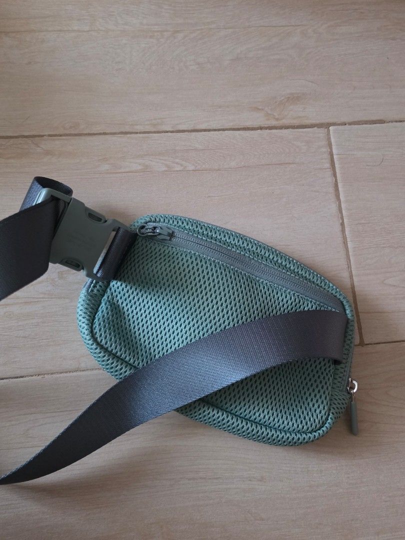 Lululemon Everywhere Belt Bag 1L Knit Mesh (Category: Cross-body Bags) located in Quezon City. Submitted by _cjbarrera (Listing ID 1444175302, Image 3). Description: .