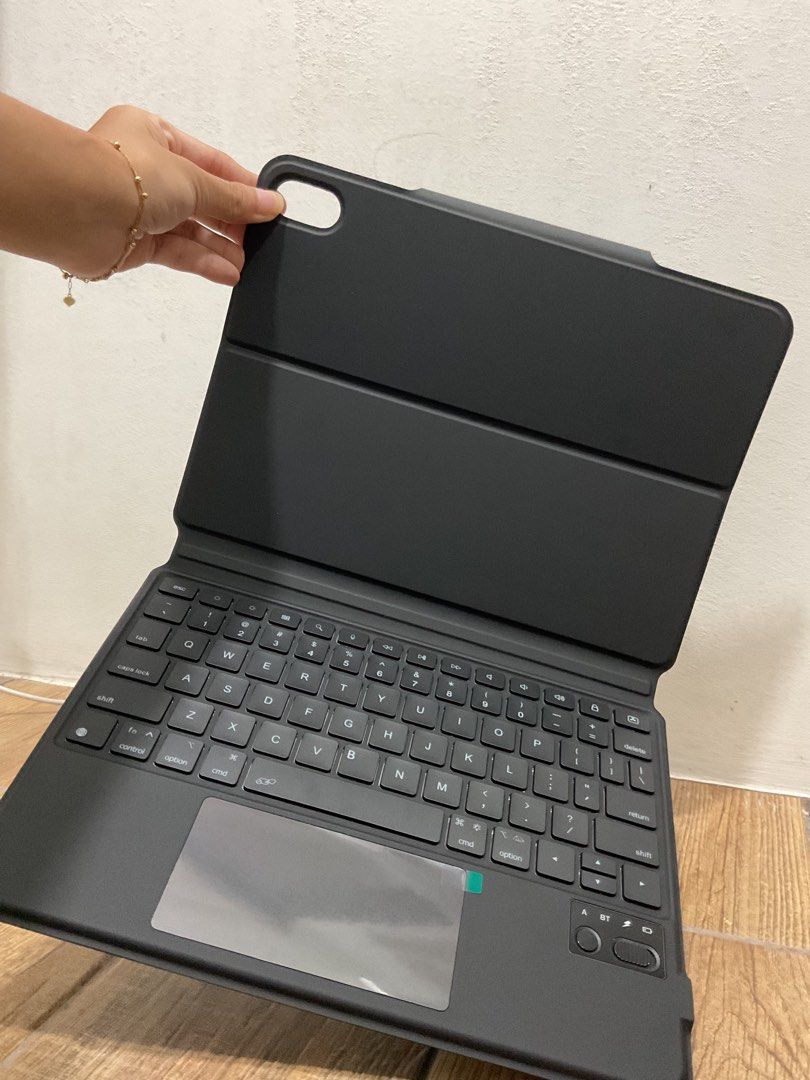 Magnetic Keyboard (Category: Computer Keyboard) located in Bulacan. Submitted by _kfcry (Listing ID 1444166190, Image 3). Description: - negotiable - for ipad 10th gen or a16 - mop: maribank or gcash - sf shoulder by buyer - payment first before shipping .