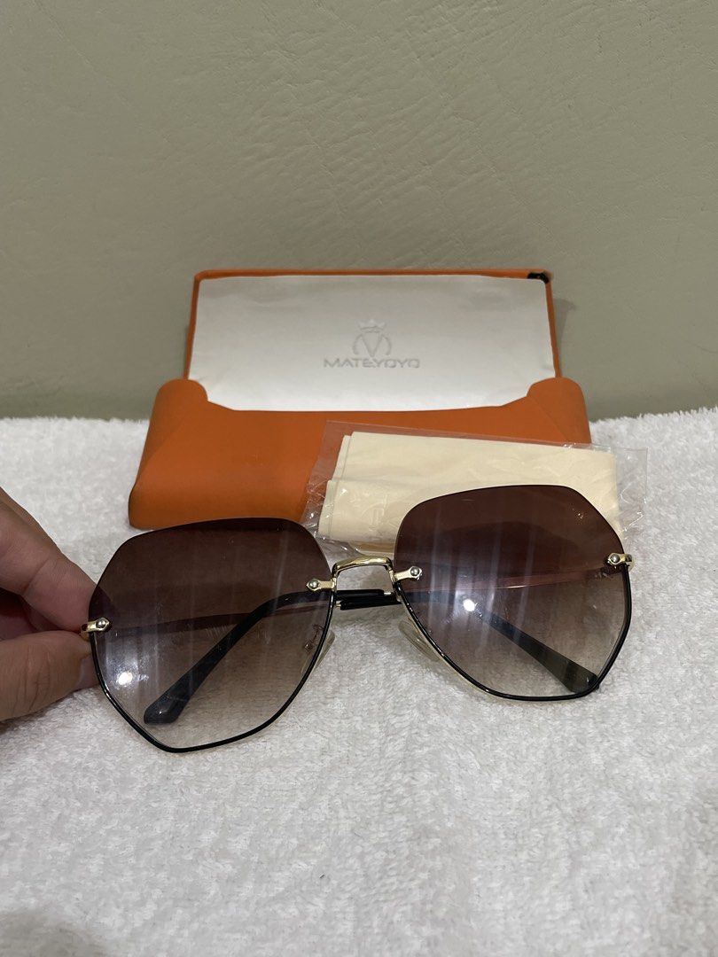 Mateyoyo Rimless Hexagonal Gradient Sunglasses with Case (Category: Sunglasses & Eyewear) located in Caloocan City. Submitted by stashforless (Listing ID 1444228912, Image 2). Description: Preloved - used once - orange hard case (not in good condition so replacing with another case) - Comes with a cleaning cloth.