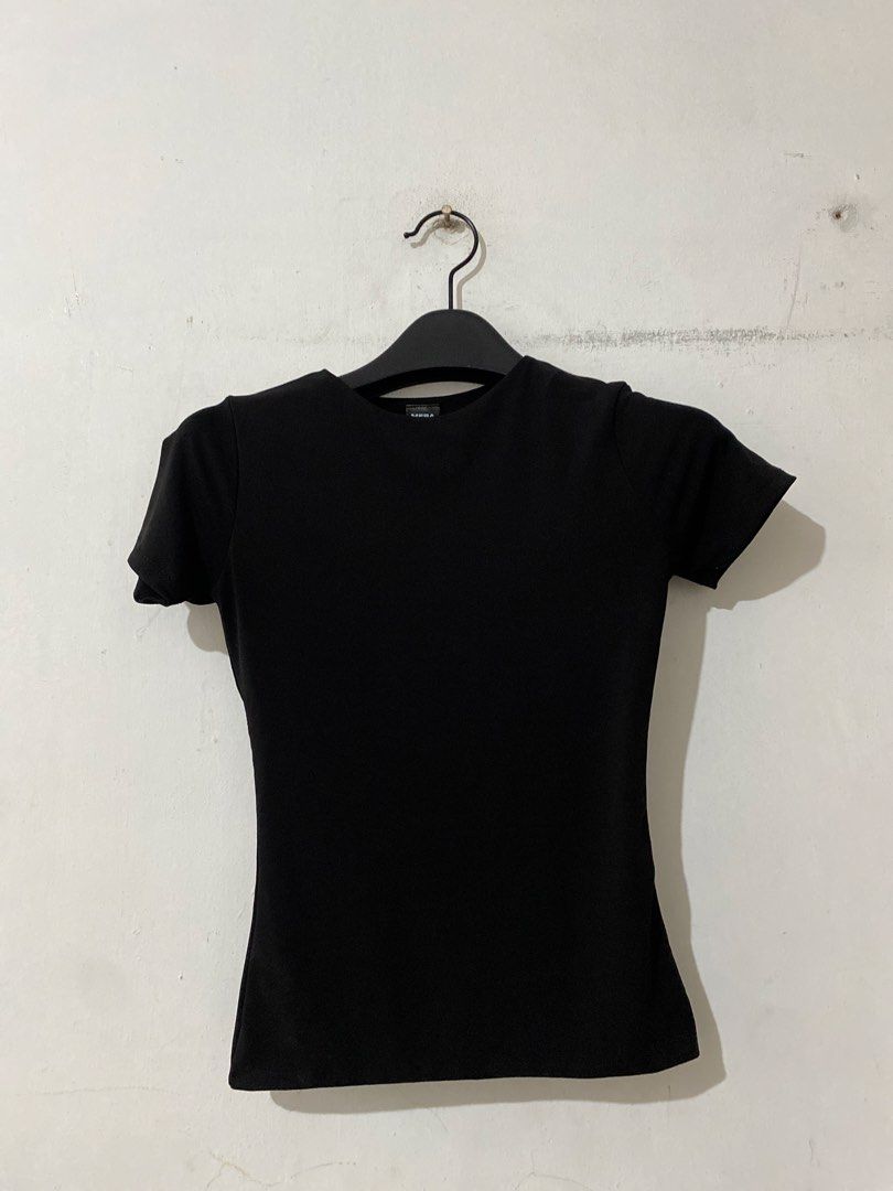 MERA Black Basic Short Sleeve T-Shirt Size S (Category: Shirts) located in Cainta. Submitted by narraveranda (Listing ID 1444143576, Image 1). Description: - Brand: MERA - Color: Black - Style: Basic T-shirt - Features: Short sleeves, crew neck - Fit: Size S - Occasion: Everyday wear - Origin: Made in the Philippines.