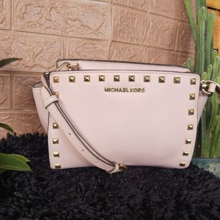 (Category: ) located in . Submitted by dione_closet503 (Listing ID 1444174044, Image 1). Description: .