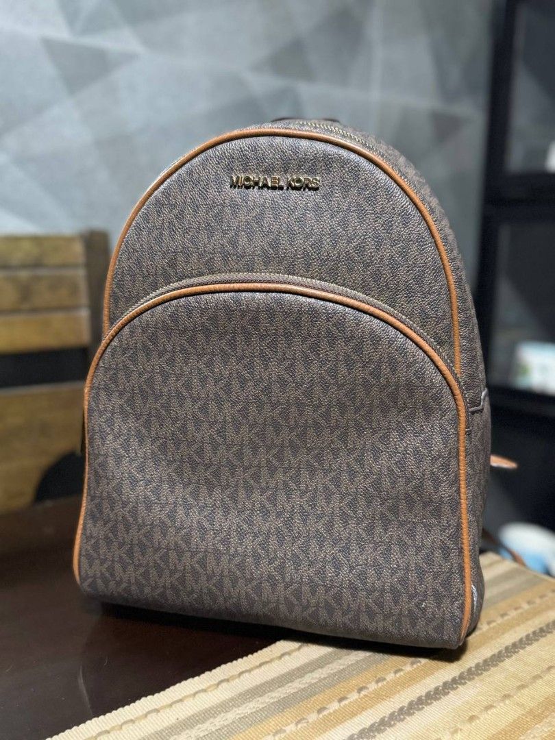 Michael Kors Signature Monogram Backpack (Category: Luxury Bags & Wallets) located in Cavite. Submitted by _lunabanana (Listing ID 1444261854, Image 2). Description: Authentic Michael Kors Abbey Medium Backpack (Preloved) Looking for a stylish and durable everyday bag? Selling my original MK Abbey Backpack in Signature Brown monogram. 🤎 Super ganda at classy sa personal! Smooth zippers, malinis ang loob at labas. Minimal signs of use but overall