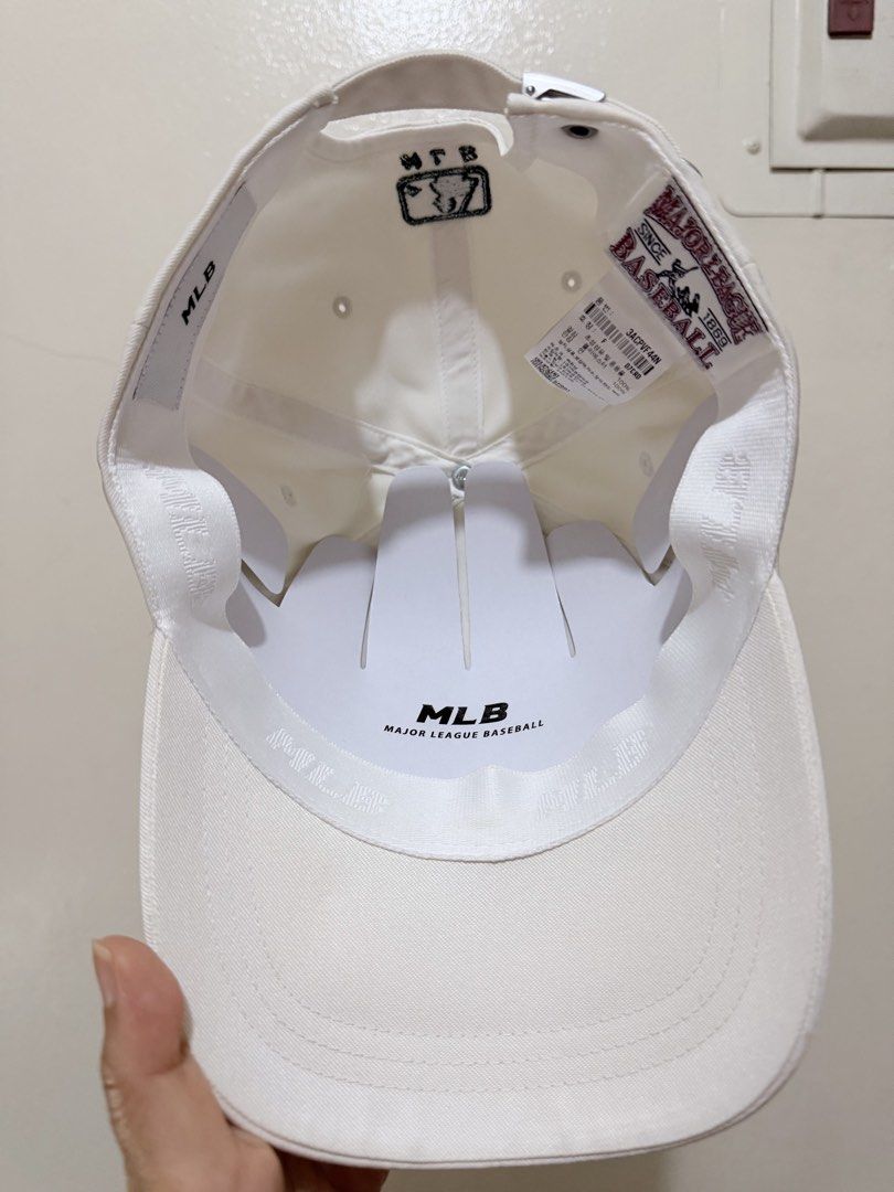 MLB LA Dodgers White Green Baseball Cap (Category: Caps & Hats) located in Mandaluyong City. Submitted by ramos10 (Listing ID 1444300738, Image 3). Description: - White MLB cap - Features green LA Dodgers logo - Adjustable strap at the back - MLB branding inside - Ideal for casual wear or showing team support - Clean and classic design D pa nagamit-na Tago lng sa cabinet.