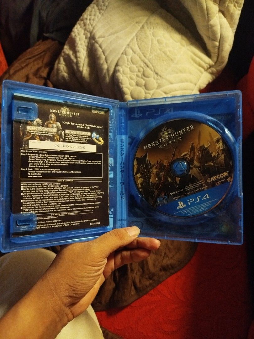 Monster Hunter World PS4 Game (Category: PlayStation) located in Binan City. Submitted by pumpkiiin02 (Listing ID 1444288192, Image 3). Description: - Monster Hunter World for PlayStation 4 - Explore a vast new world and hunt massive monsters - Play solo or team up with friends - Original case included Price - ₱500 Can trade for Final Fantasy X or Final Fantasy XII.