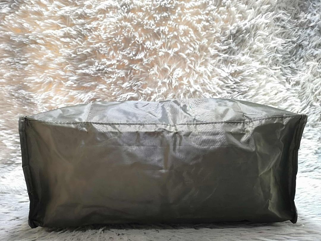 Multi Pockets Nylon Duffel Bag (Category: Luxury Bags & Wallets) located in Santa Cruz. Submitted by jmy_surplus.2 (Listing ID 1444115274, Image 2). Description: Size ; L - 13 W - 17 Color ; Dark Green Type ; Duffel bag Brand ; No brand Material ; Nylon Style ; Zipper Closure Duffel bag LR 163 JMY 5 Batch #208.