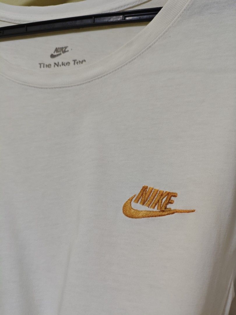 Nike Gold Minimal Logo Classic Men Tshirt (Category: Tshirts & Polo Shirts ) located in Baguio. Submitted by cool_chic (Listing ID 1444189295, Image 3). Description: Nike Classic Men Tshirt Color Rate 9.5/10 Flaw Minimal Stains Complete Tags Embroidered Logo Cotton Tela Need Wash Size 2XL Dimes 24 Width 29 Length Price P220 .