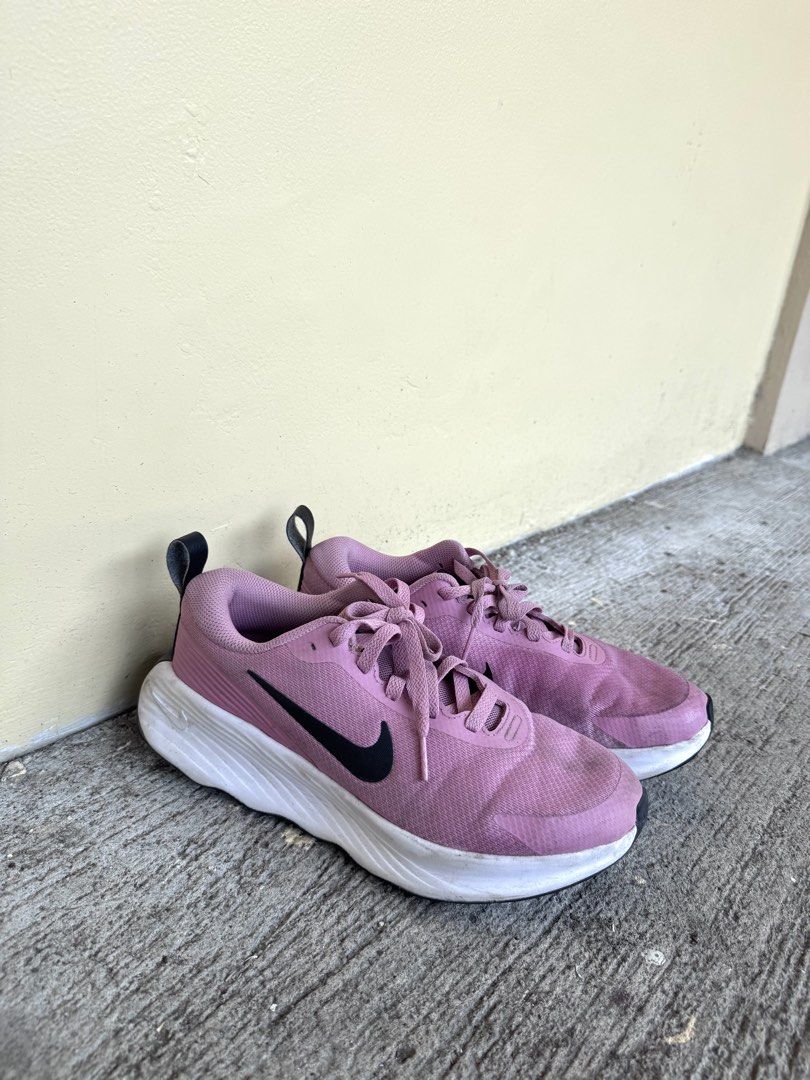 Nike Running Shoes US5 | 22.5CM (Category: Sneakers) located in Taguig. Submitted by melissacollection.ph (Listing ID 1444186755, Image 1). Description: selling low aalis na po ng pinas kayo na po bahal mag clean .