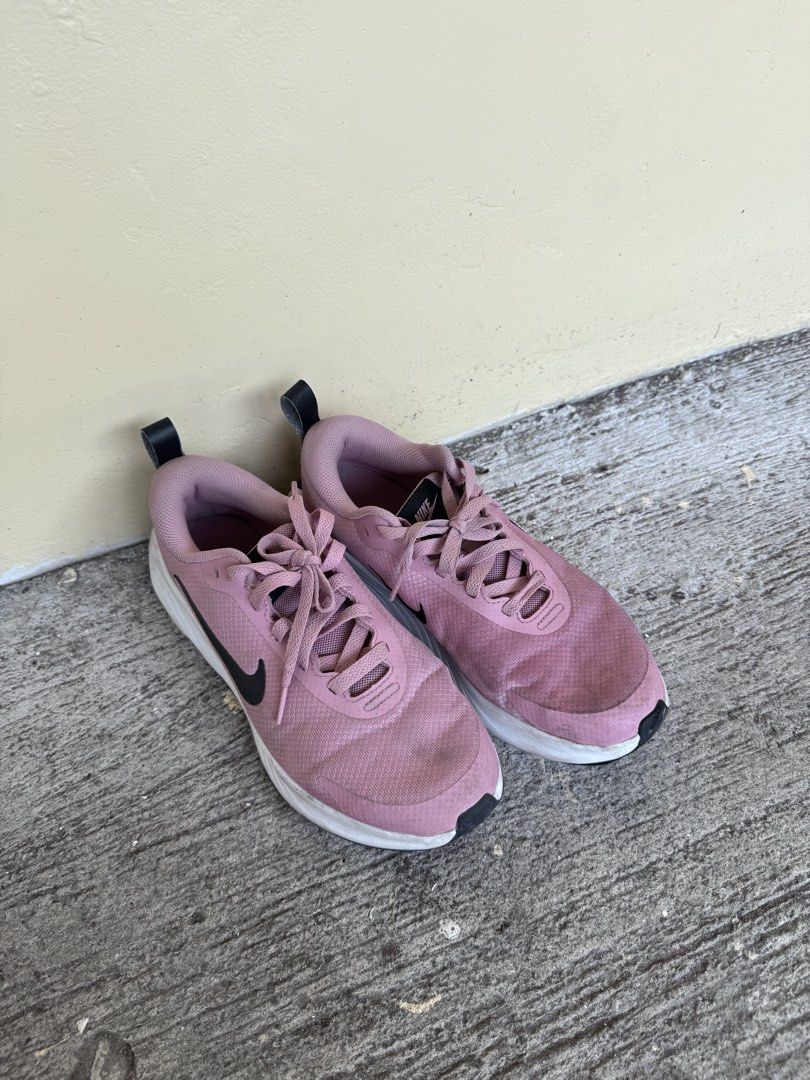 Nike Running Shoes US5 | 22.5CM (Category: Sneakers) located in Taguig. Submitted by melissacollection.ph (Listing ID 1444186755, Image 2). Description: selling low aalis na po ng pinas kayo na po bahal mag clean .