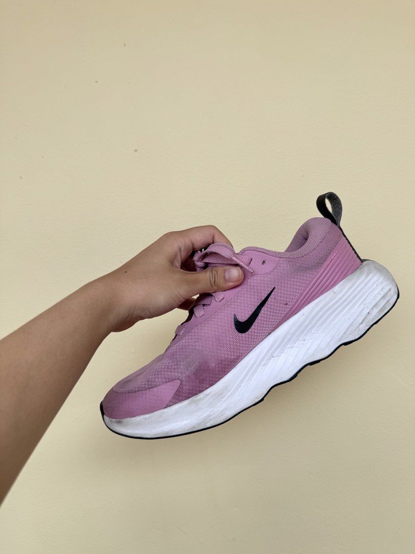 Nike Running Shoes US5 | 22.5CM (Category: Sneakers) located in Taguig. Submitted by melissacollection.ph (Listing ID 1444186755, Image 3). Description: selling low aalis na po ng pinas kayo na po bahal mag clean .