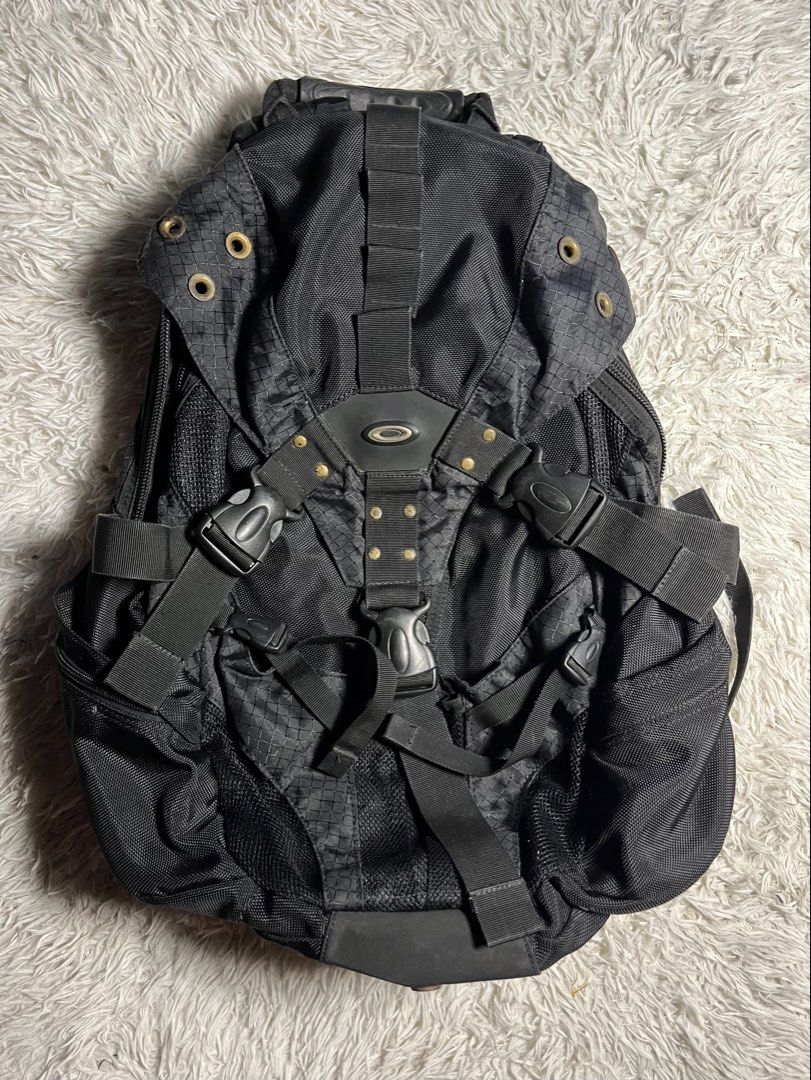 Oakley Black Tactical Backpack (Category: Backpacks) located in Silang. Submitted by _goodf1nds (Listing ID 1444127762, Image 1). Description: 3k+sf All details posted, check nyo bago mag pm Pass sa barat/low baller Loc: Silang, cavite Lalamove, flash or j&t No cod.