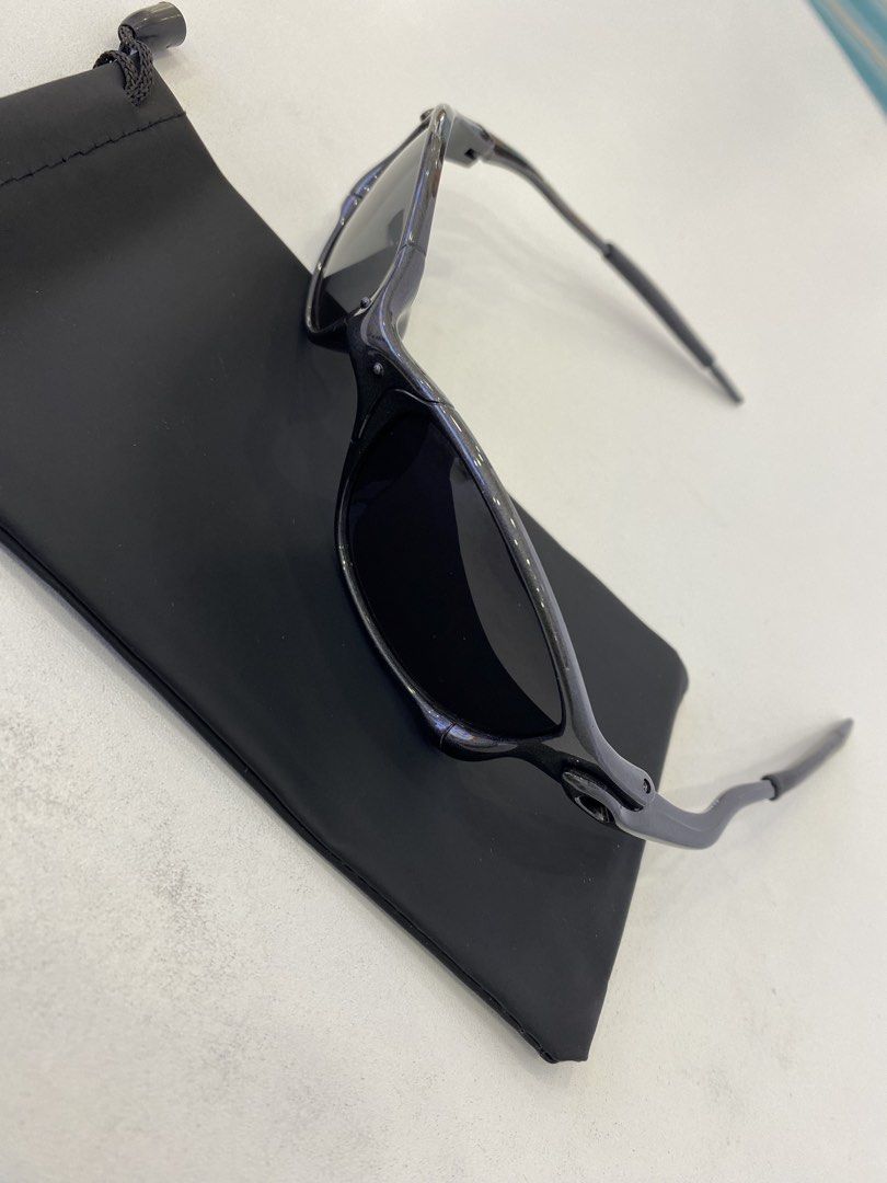 Oakley juliet in glossy gray frame (Category: Sunglasses & Eyewear) located in Manila. Submitted by ercmrsmam (Listing ID 1444273964, Image 3). Description: OAKLEY JULIET in glossy gray frame With free leather pouch Color may vary due to lighting Dm if interested 📩 will be posted on my carousell acc⬇️ Check out ercmrsmam listings on #Carousell: https://carousell.app.link/mu0SnqUHP3b 📍baclaran paranaque metro manila 🛵jnt/lalamove courier 💵 mop