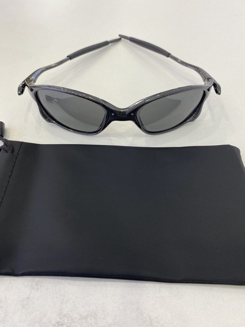 Oakley juliet in glossy gray frame (Category: Sunglasses & Eyewear) located in Manila. Submitted by ercmrsmam (Listing ID 1444273964, Image 1). Description: OAKLEY JULIET in glossy gray frame With free leather pouch Color may vary due to lighting Dm if interested 📩 will be posted on my carousell acc⬇️ Check out ercmrsmam listings on #Carousell: https://carousell.app.link/mu0SnqUHP3b 📍baclaran paranaque metro manila 🛵jnt/lalamove courier 💵 mop