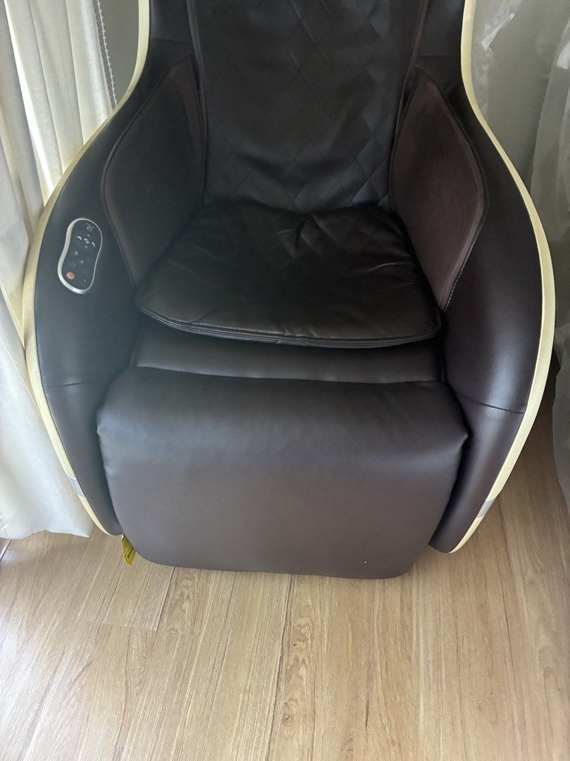 Ogawa massage chair with Speakers (Category: Massage Devices) located in Manila. Submitted by jeyjeyang (Listing ID 1444223064, Image 3). Description: Brown leather massage chair. Has built-in speakers at the headrest. Control panel on the side for settings. Footrest is also included. Great for relaxing at home. No issue.
