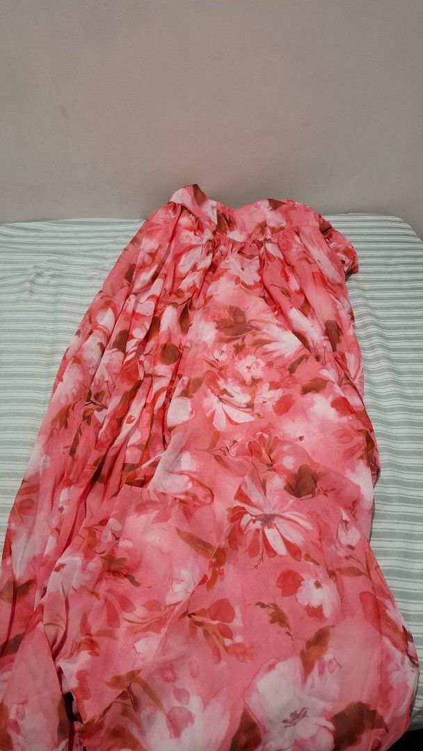 Pink Floral Strapless Dress (Category: Dresses) located in Makati City. Submitted by sam01997 (Listing ID 1444113417, Image 2). Description: - Pretty pink dress with a charming floral print. - Elegant strapless design. - Made from light and flowy fabric for ultimate comfort. - Ideal for summer outings or casual events. - Used once for a wedding here's the product link: Faeriesty Printing Elegant Floral Chiffon Maxi Dress With Square Neckline – Sh