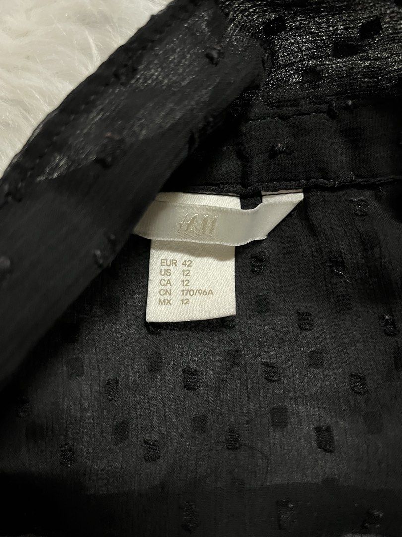Pre Loved H&M Black Sleeveless Blouse (Category: Blouses) located in Las Pinas. Submitted by erd17declutters (Listing ID 1444304833, Image 2). Description: Mop: Union Digital Bank Loc: Las Pinas Ship: Lalamove / JNT/ LBC cop No meet up..