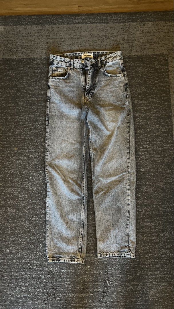 Pull&Bear Straight Cut Grey Jeans (Category: Jeans) located in Manila. Submitted by reworn.qc (Listing ID 1444207664, Image 1). Description: Best fit: 27-28 inch waist Length: 42 inches Hem: 9 inches Perfect for stockholm style outfits.