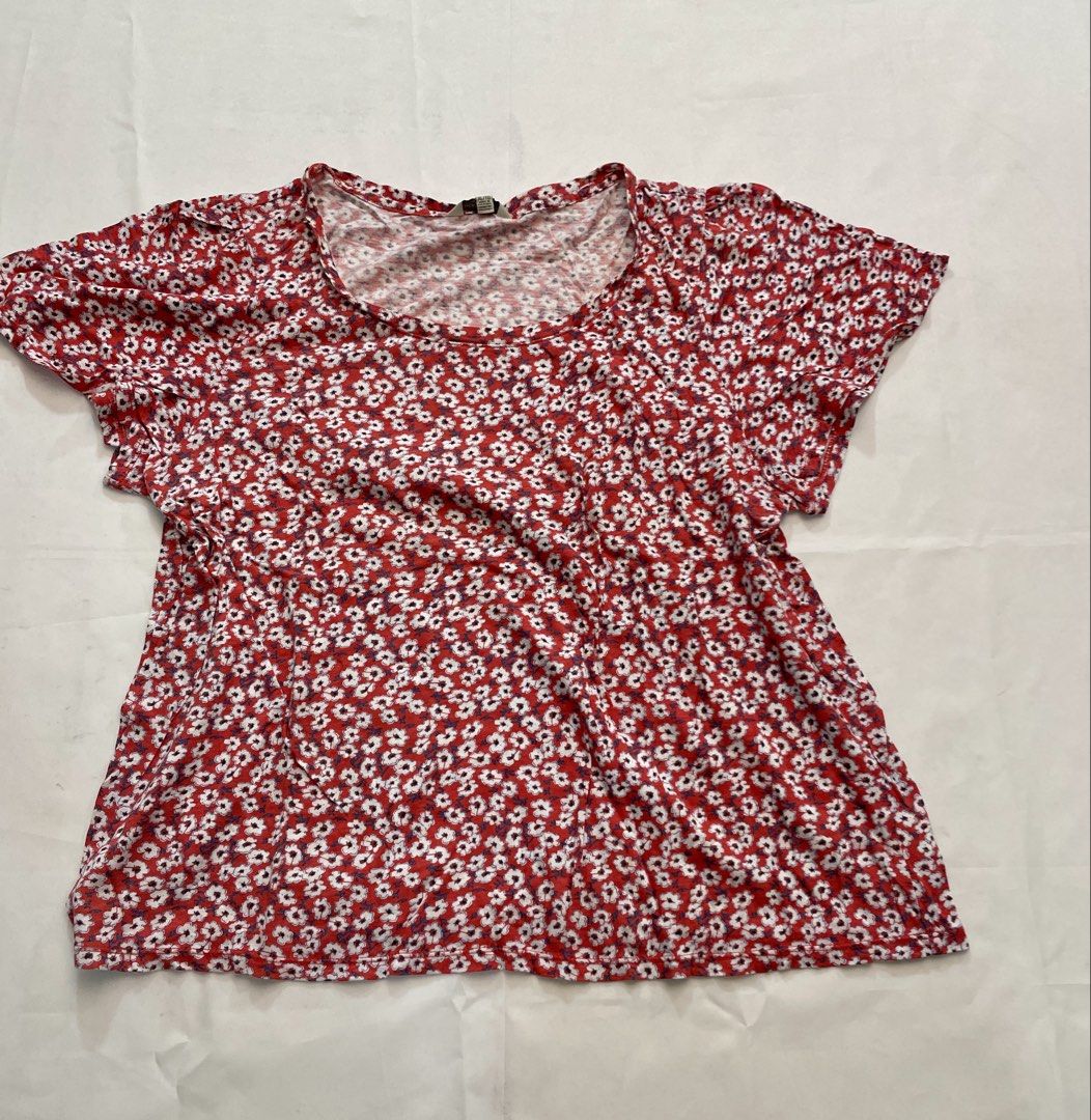 Red Cotton Floral Shirt (Category: Shirts) located in Makati City. Submitted by pepperstoremerch (Listing ID 1437890468, Image 3). Description: 30% Off Sale Originally 200 Red Cotton Floral Shirt Top Size XL Cotton Loose Preloved, good condition Please see pictures D0051 R200.